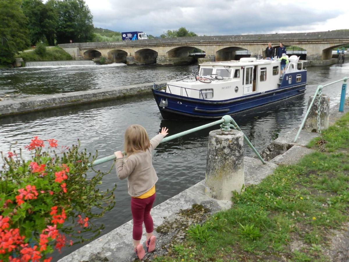 Entre Canal Et Vignes Escolives-Sainte-Camille Exterior photo